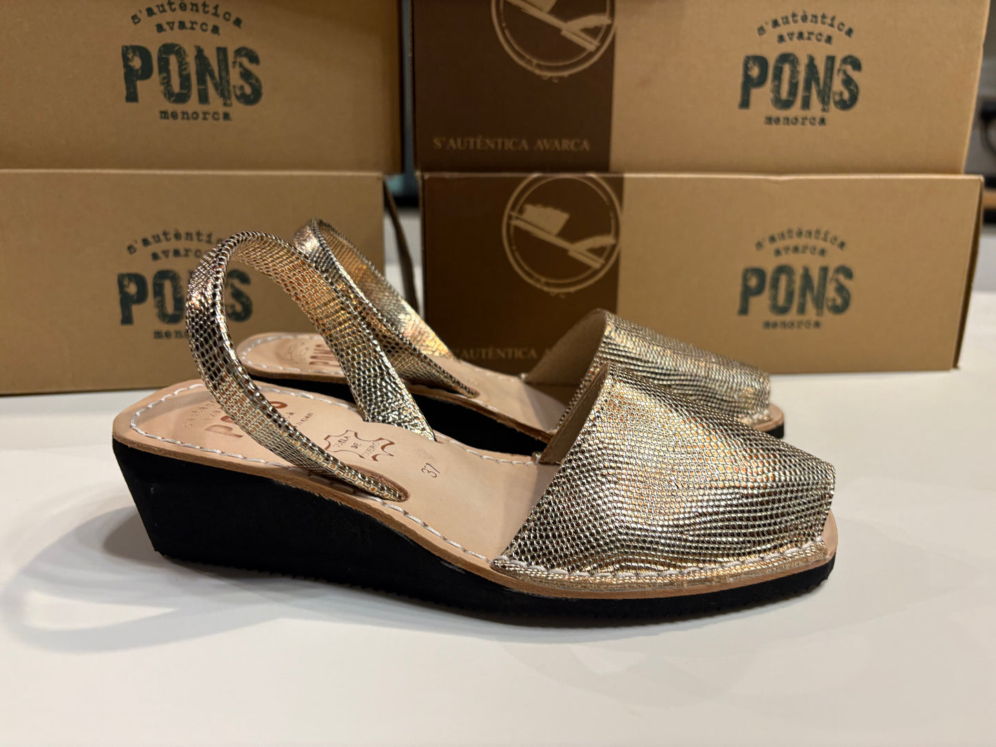 Wedge. Gold carrara
