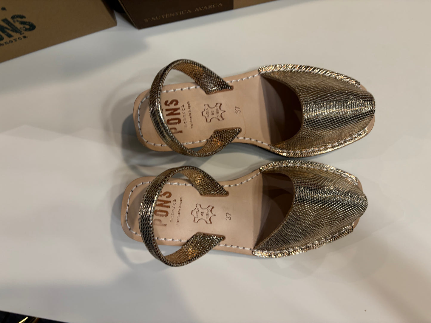Wedge. Gold carrara