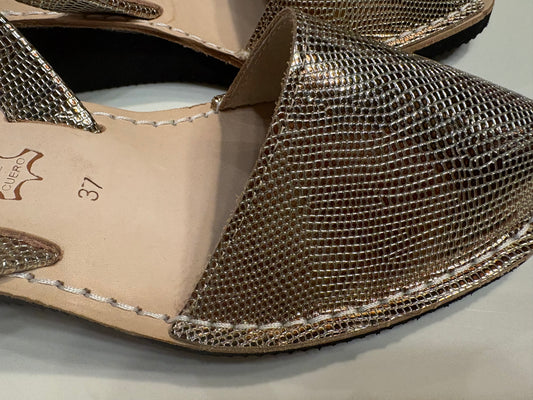 Wedge. Gold carrara