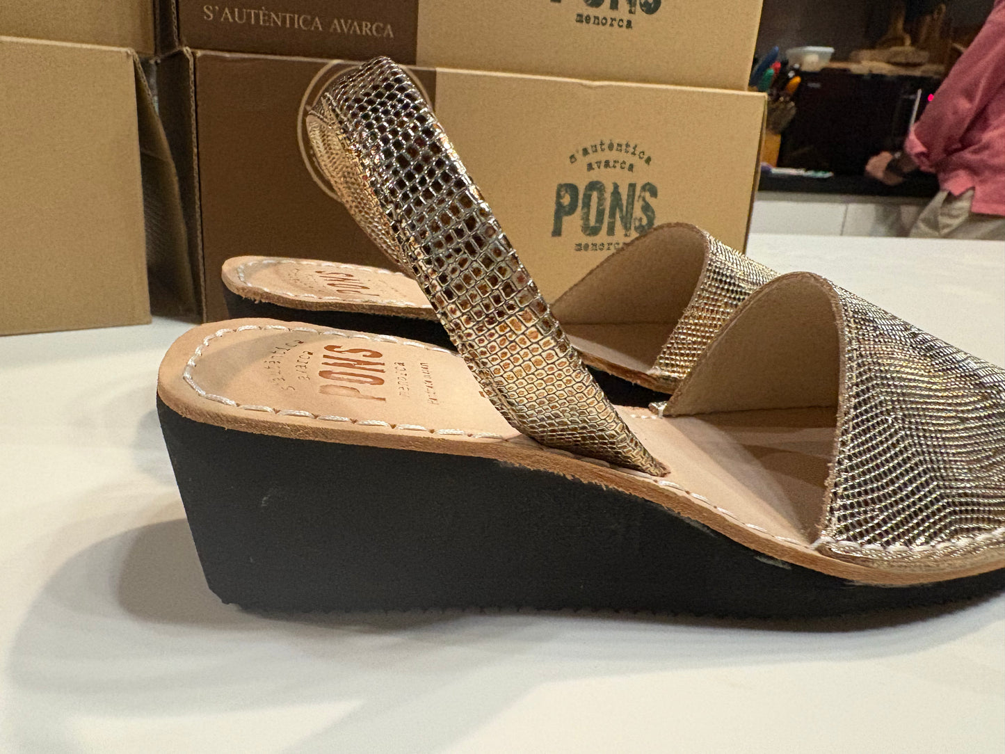 Wedge. Gold carrara